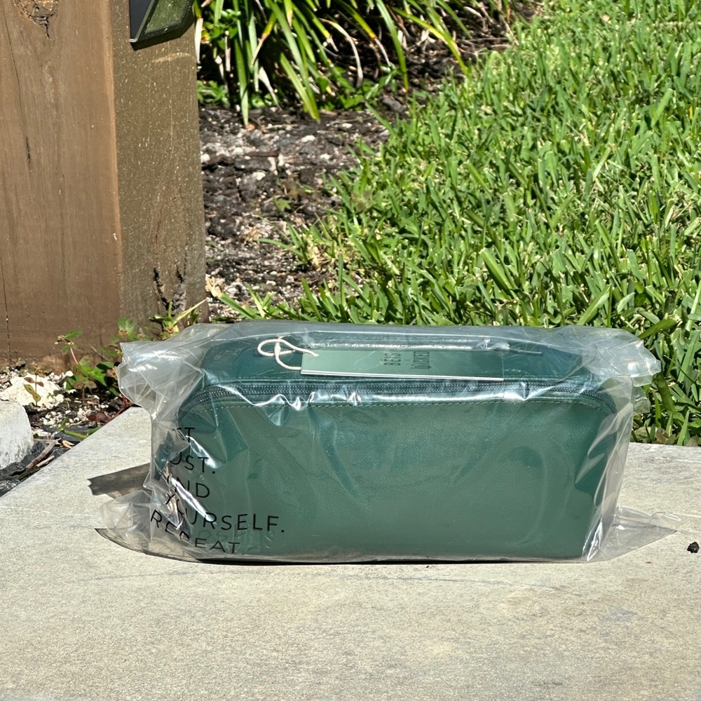 NWT Beis x Wicked The Wicked Toiletry Kit Wicked Green - Picture 2 of 2